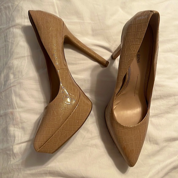 Like new Gianni Bini Tan Heels! - Picture 1 of 4